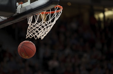 NBA球员詹姆斯在比赛中突破上篮的激烈场面